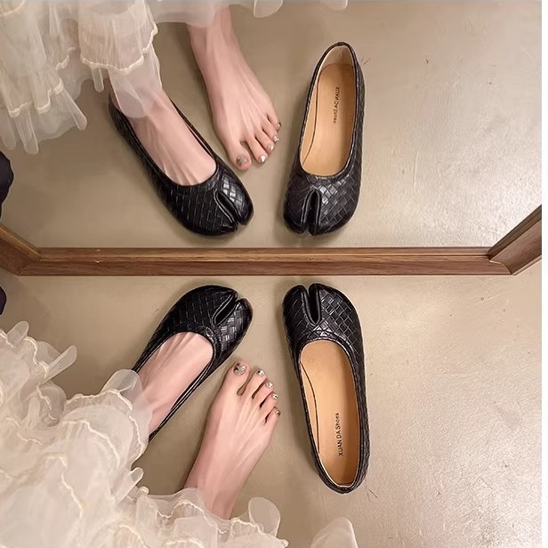 Plata retrógrado plano plano zapatos de una sola mujer 2026 nuevo verano un pie con una falda zapatos de nicho