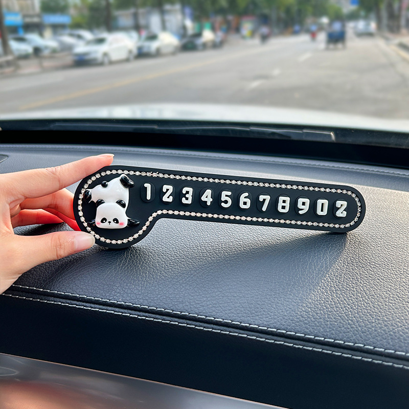 Espacio de estacionamiento temporal del automóvil, número de matrícula móvil, placa de estacionamiento, bricolaje, nueva chica linda creativa, teléfono móvil en el automóvil