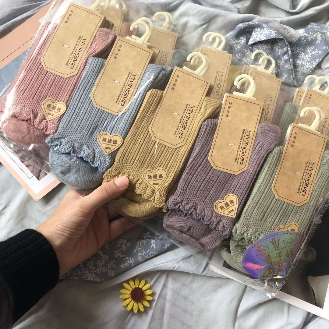 Cada par de Shangchao con gancho Otoño e Invierno nueva mujer de doble aguja de media pantorrilla calcetines de color caramelo lindas medias de encaje