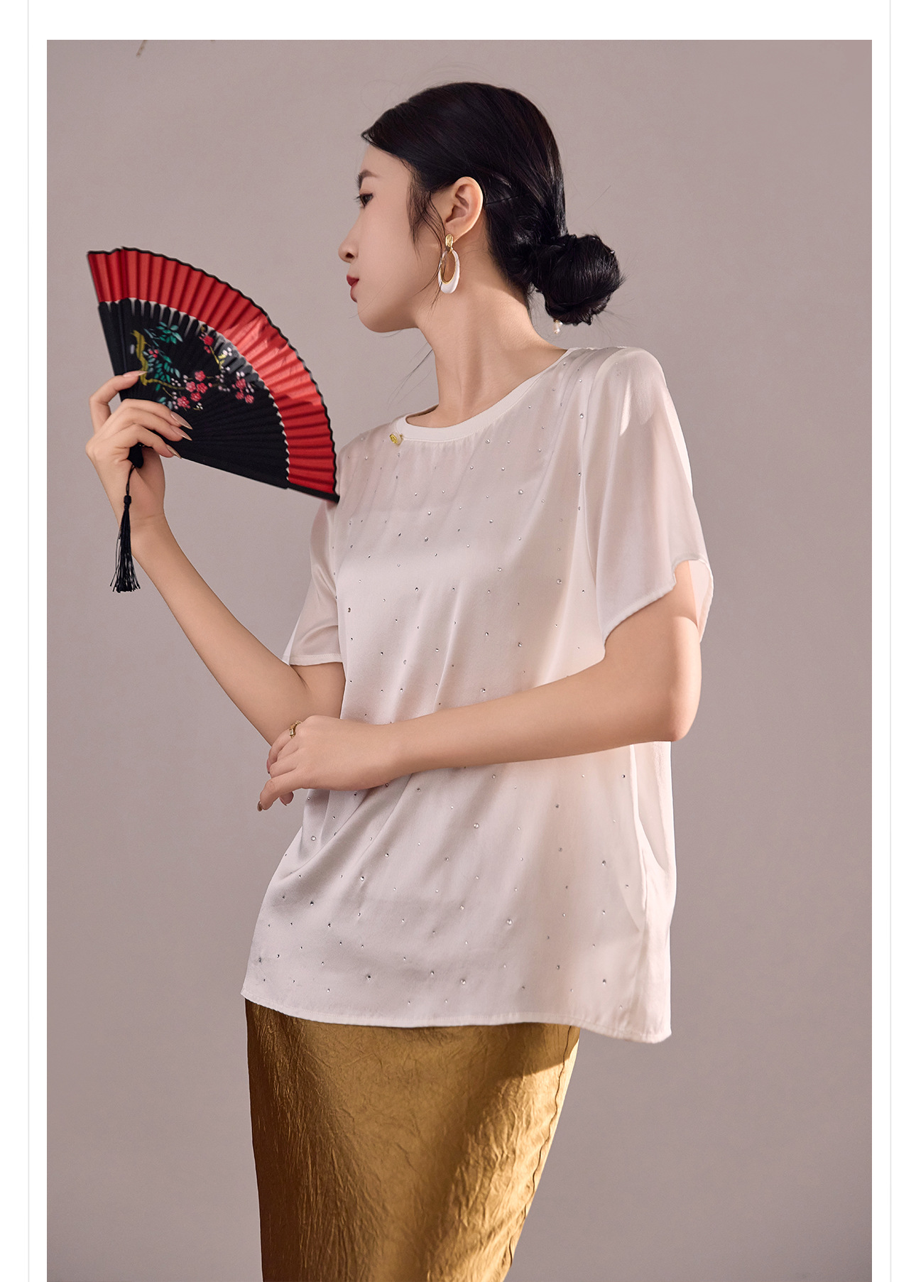 Áo thun nữ cổ tròn thiết kế đính đá cao cấp phong cách Trung Hoa — Màu trắng nhạt chi tiết 10