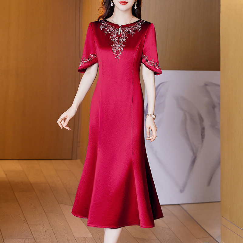 2026 New Model Wedding Banquet Dress, High-End Mother's Dress, Waist-Cinching Slimming Dress, Elegant Embroidered Dress for the Mother-In-Law