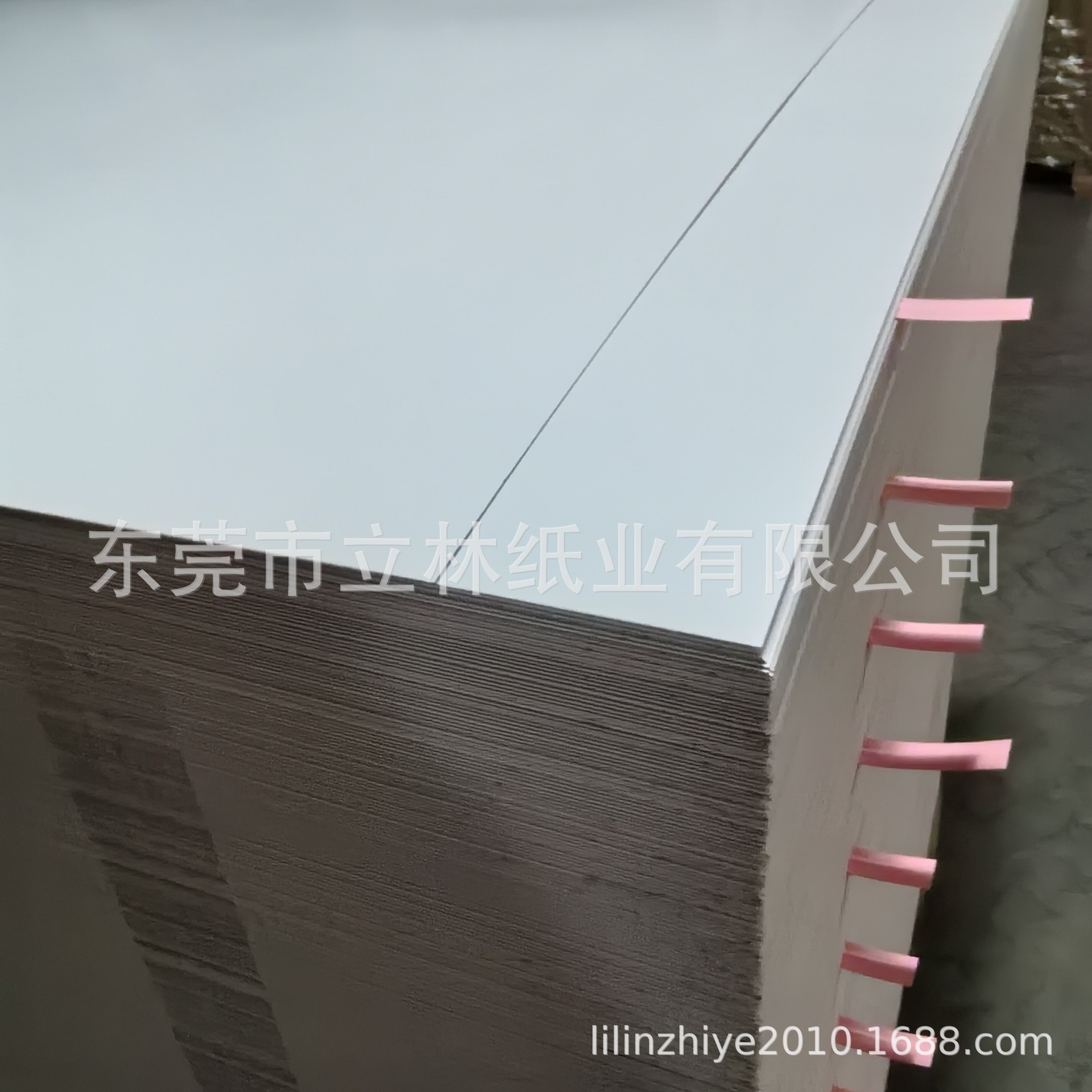 批发A级B级 衬板包装白盒用便宜灰底白单面白涂布白板纸可依需分