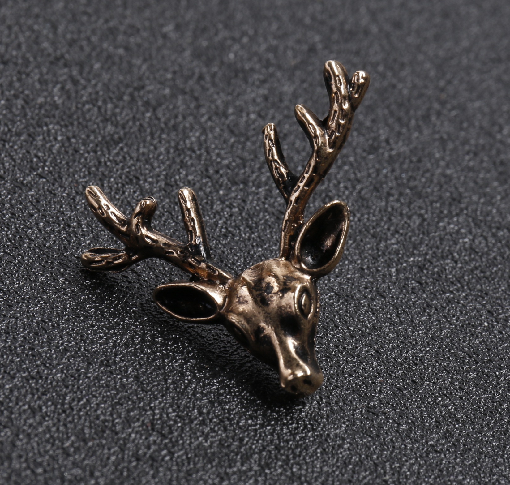 3 차원 사슴 머리 올드 골드