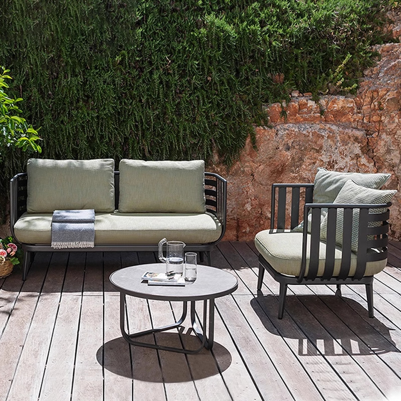 Sofá nórdico de hierro forjado al aire libre balcón patio silla de caña combinación de tres piezas moderno ocio terraza al aire libre mesa de té
