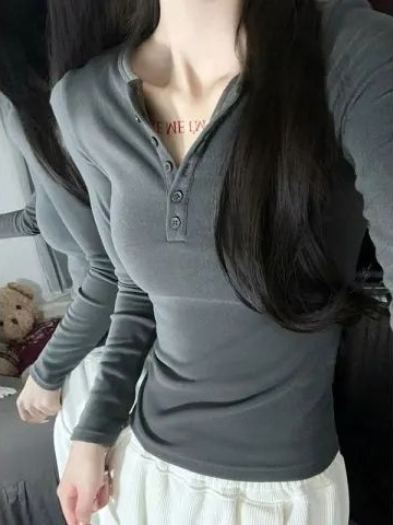 灰色正肩单排扣打底衫女秋季2025新款半开领纯欲辣妹长袖内搭上衣|undefined