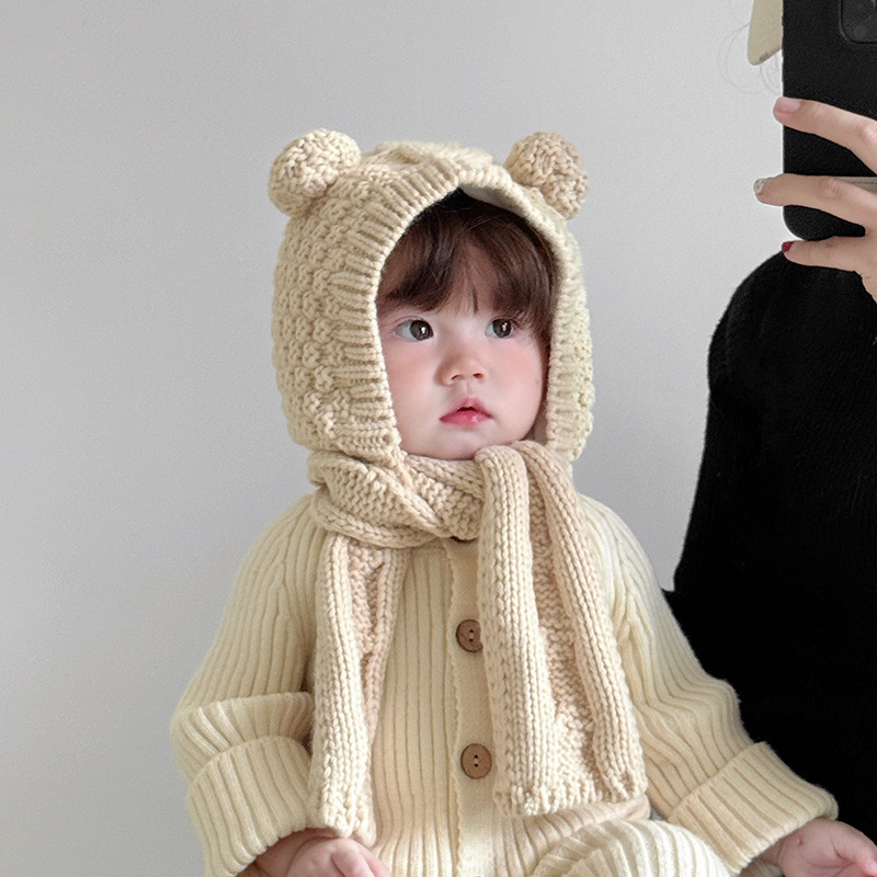 赤ちゃんの帽子冬の毛糸の帽子は首を囲みます。|undefined