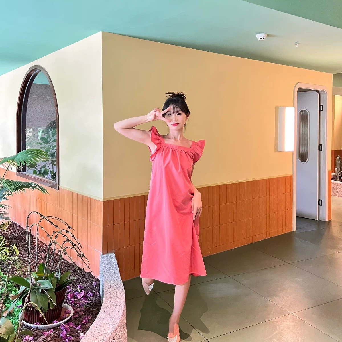 Розовое платье с квадратным вырезом для женщин, лето 2024, новый корейский стиль, свободная утягивающая юбка средней длины с маленькими летящими рукавами, модная и свежая