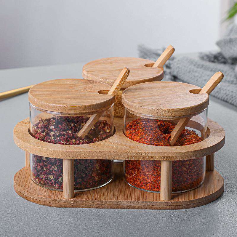 Condimento de cocina de vidrio de alto silicio de silicio con recipiente de condimentos triangular con base de bambú con cubierta de madera con cuchara de madera