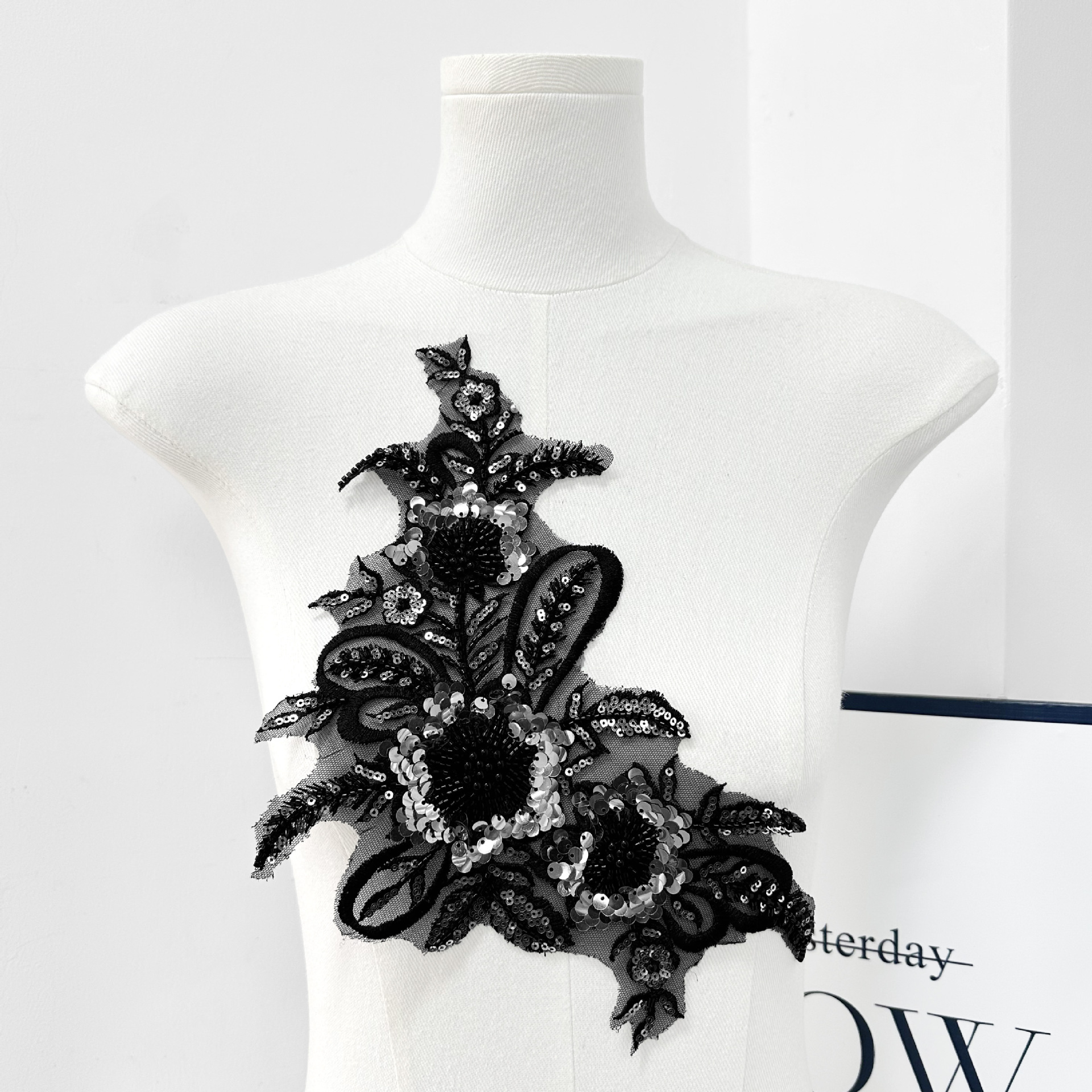 2025 bordado de encaje blanco parches de diamante de color negro flores hechas a mano ropa de escenario turbante accesorios decoración