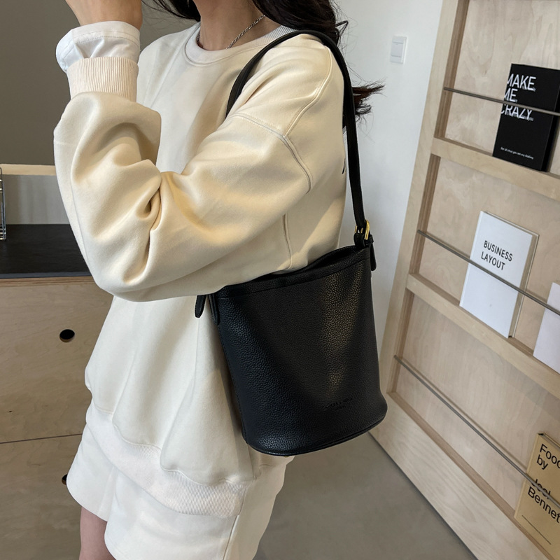 Nicho de diseño bolso casual damas primavera y verano 2024 nuevo estilo de moda mochila de transporte de alta calidad bolso de cubo de textura