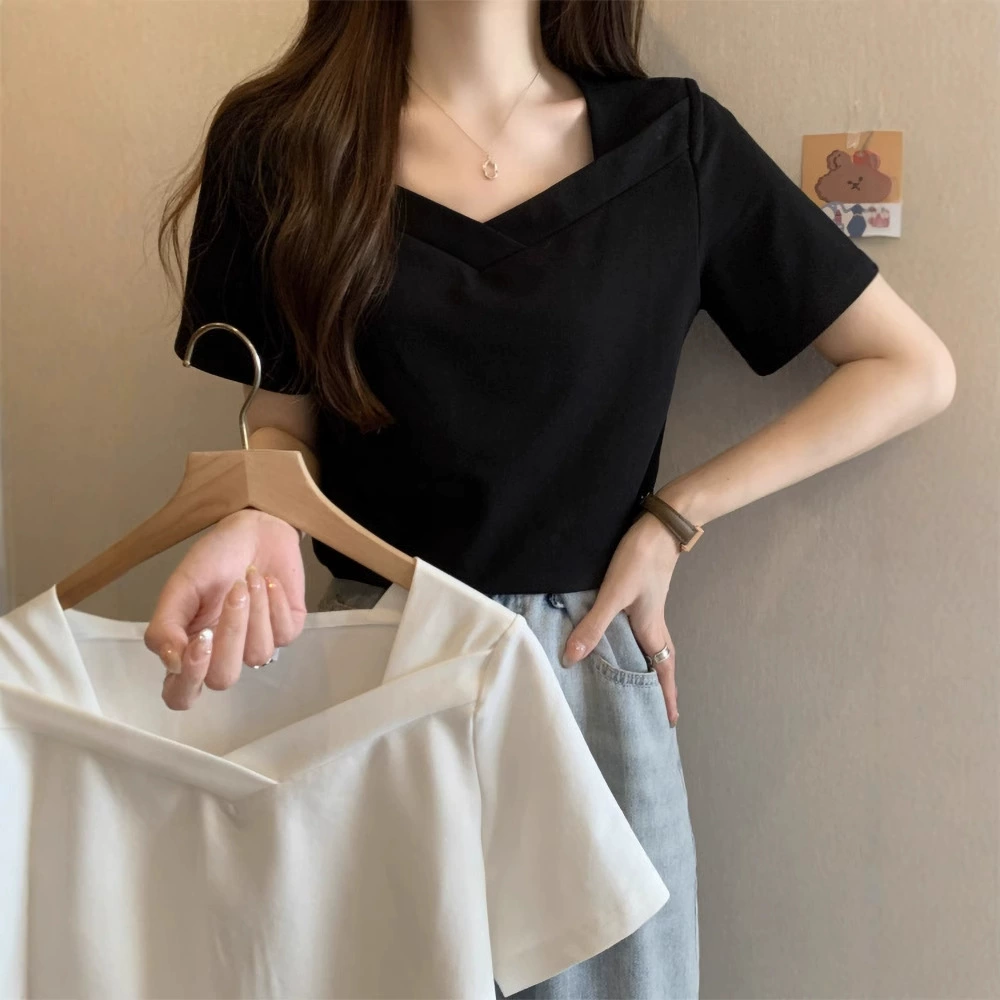 Женская летняя футболка 2025 года, новый дизайн, квадратный воротник, приталенный силуэт, короткий рукав, черный цвет, нишевый стиль, свободный крой, правое плечо.