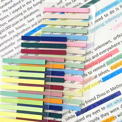 300本のグラデーション色の極細長条の索引を貼って、学生の読書ラベルの付箋を貼ります。