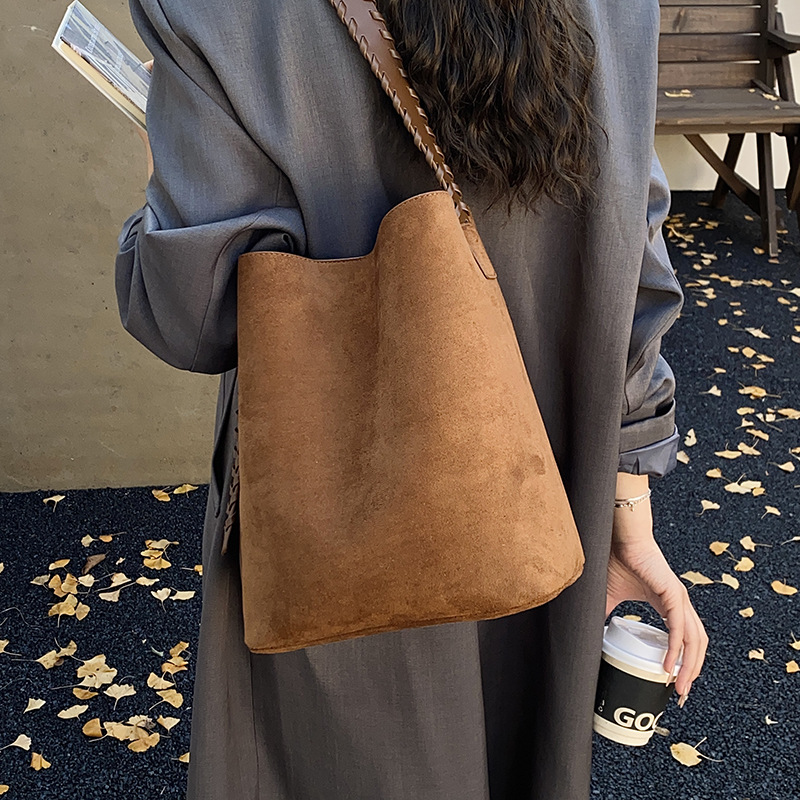 Bolsa de cubo de viaje de moda coreana para mujeres 2025, invierno nuevo temperamento, bolsas de brazo, bolsas de hombro de gran capacidad.