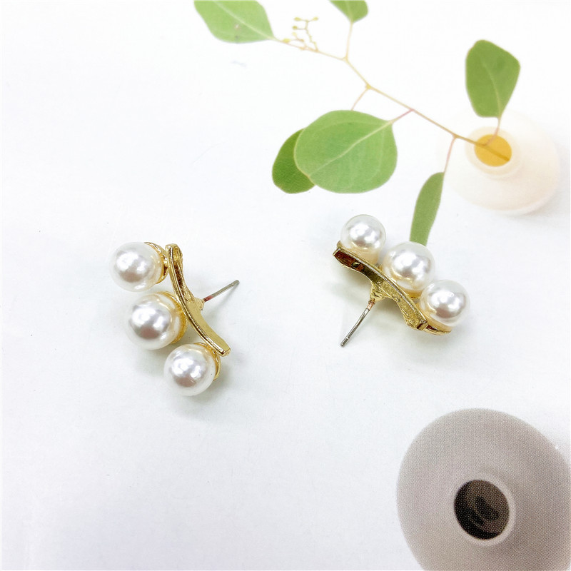 Simple Three Pearls Geometric Metal Stud Earrings Wholesale display picture 2