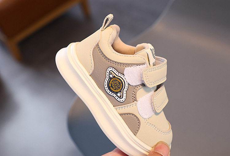 Scarpe casual da tavola da ragazzo bianche con suola morbida e traspirante, versatili, per la stagione primavera e autunno 2024 per bambini_voghion.com