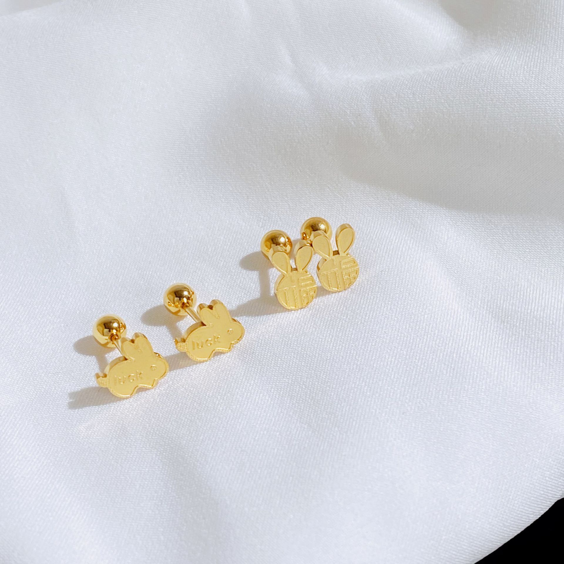 Retro Rabbit Titanium Steel Plating Artificial Pearls Ear Studs 1 Pair