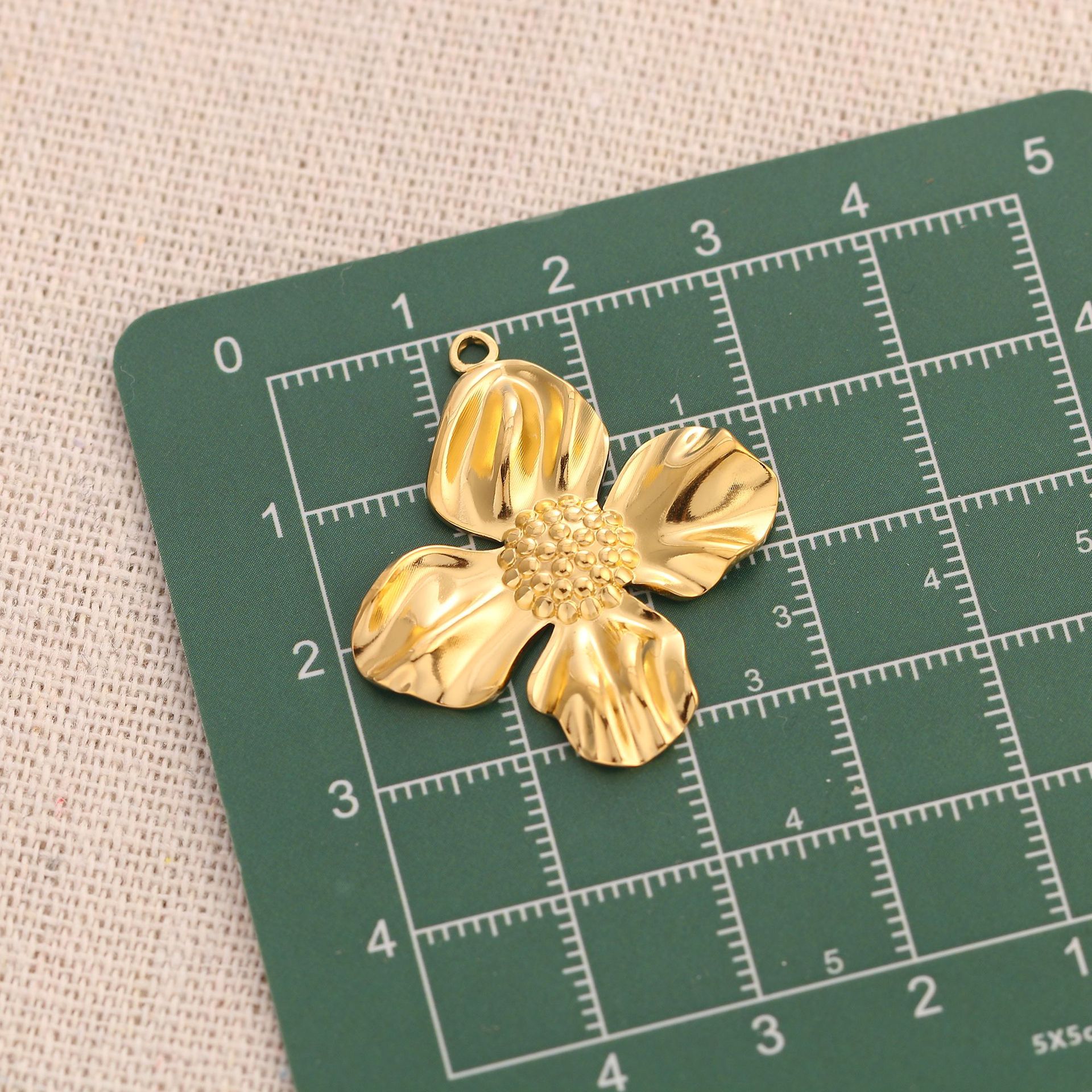 15g Weight Pendant Jewelry Making Type 30*32mm Jewelry Making Size DIY Jewelry Accessories Classification 3 PCS/Package Quantity 304 Stainless Steel Material Flower Pattern Plating Design Retro Style 3 PCS/Package 30*32mm 304 Stainless Steel Flower Pendant 无