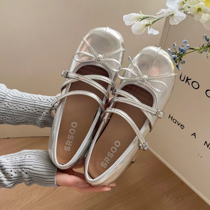 Dopamine 2026: Super stylish platform sneakers with star designs, a new versatile style for women, perfect for the autumn season and campus wear, featuring a comfortable, white, and chunky sole Dopamine 2026: Super stylish platform sneakers with star designs, a new versatile style for women, perfect for the autumn season and campus wear, featuring a comfortable, white, and chunky sole