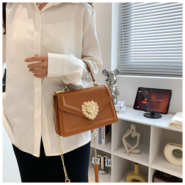 Bolsas Nova Moda Bolsa Feminina Bolsa Transversal de Alta Qualidade Bolsa Feminina com Corrente Bolsa Love Pearl Estilo Europeu e Americano Bolsa Quadrada Pequena_voghion.com