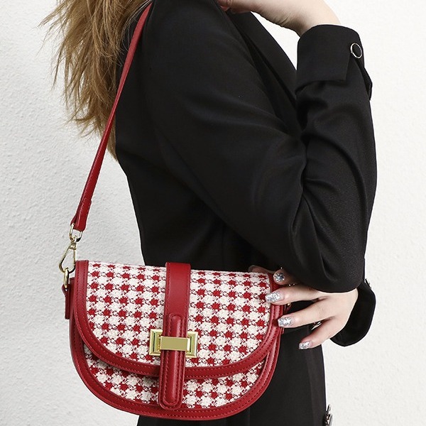 Red wedding niche design, saddle versatile one shoulder diagonal cross bag, Thousand Bird grid, fashionable and casual_voghion.com