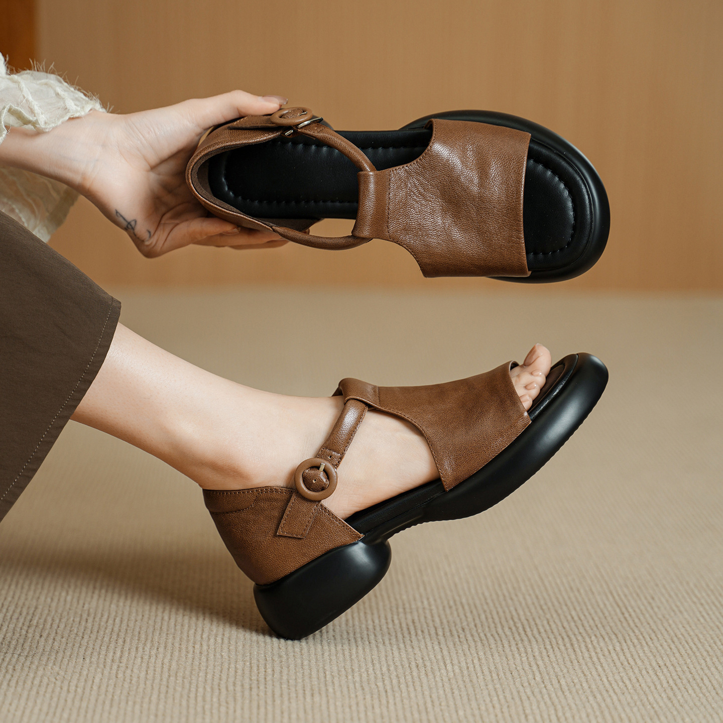 Sandal nữ da cừu mềm đế dày hở mũi, quai chữ T, gót thấp 3 cm, dán ma thuật — Vàng nâu