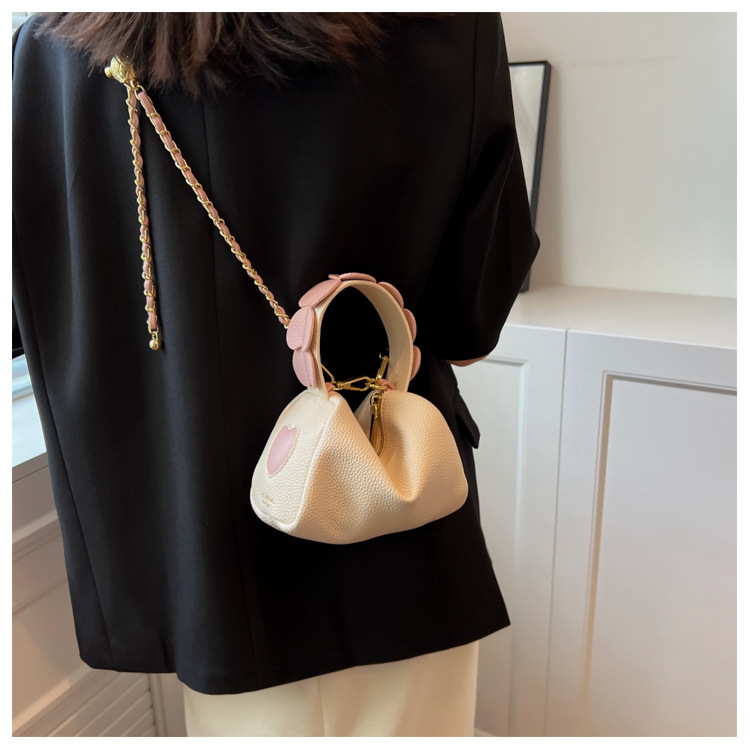 Women's Artificial Leather Heart Shape Fashion Soft Surface Square Zipper Crossbody Bag display picture 5