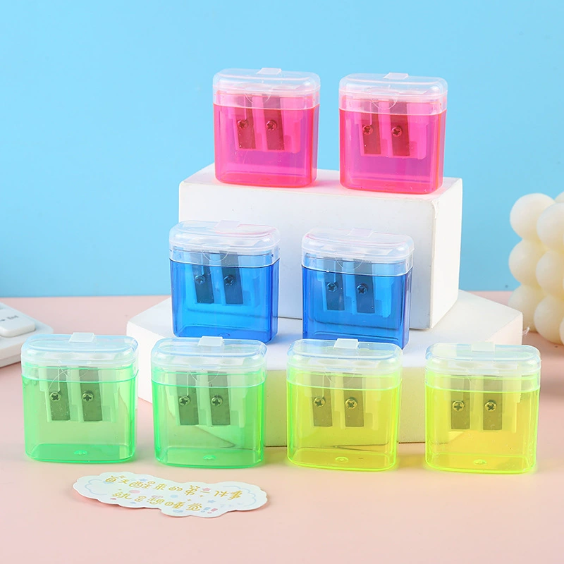 Точилка для карандашей с двумя отверстиями и крышкой, специальная для учеников начальной школы, маленькая пластиковая ручная точилка, оптом от производителя