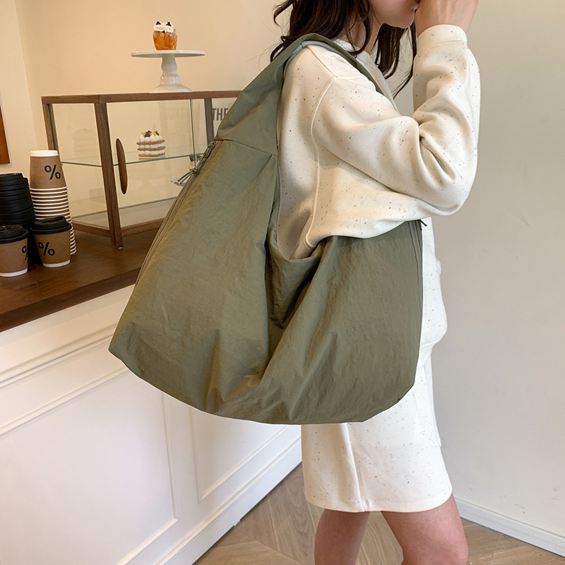 Bolso Tote de nylon popular transfronterizo 2025 verano nuevo estilo ins bolso de mujer de moda súper caliente bolso de viaje de temperamento de moda