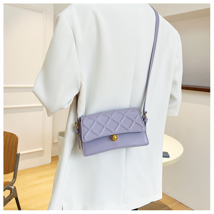 Women's Elegant Fashion Solid Color Lingge Soft Surface Square Magnetic Buckle Shoulder Bag Square Bag Pu Leather Shoulder Bags display picture 5