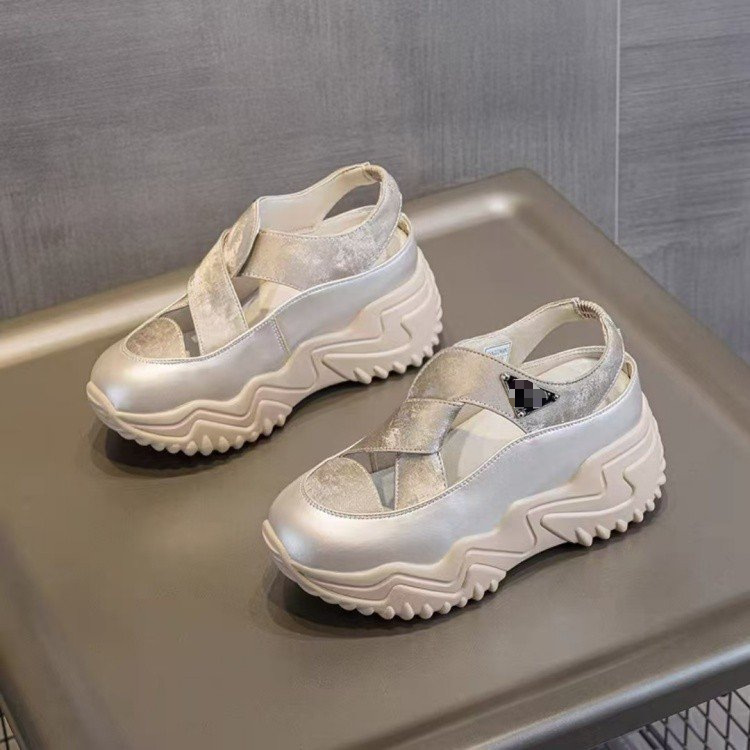 Baotou hueco sandalias de temperamento para mujeres versátiles suela gruesa 2026 verano nuevos zapatos de papá zapatos casuales de moda para mujeres transpirables