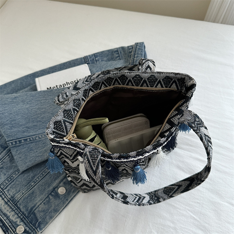 Texturas transfronterizas de moda bolso de hombro, bolso de estilo nacional, estilo de hombro bajo la axila, diseño de gran capacidad de bordas, mochila image 5