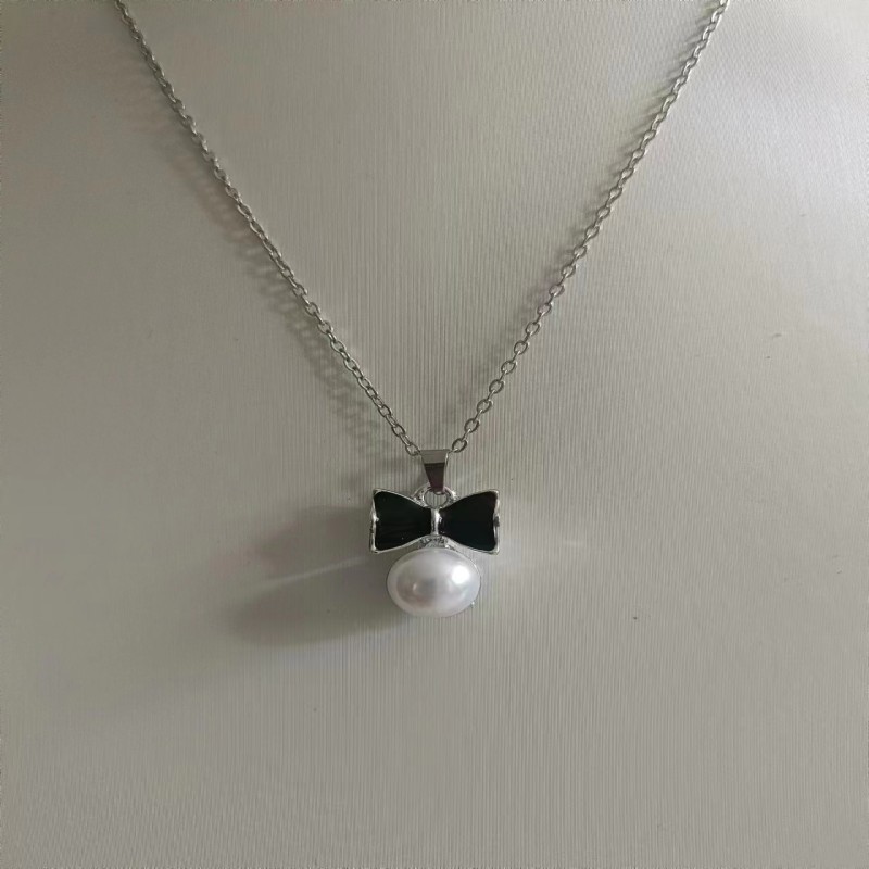 Collana elegante con micro inlay a forma di cuore e goccia_voghion.com