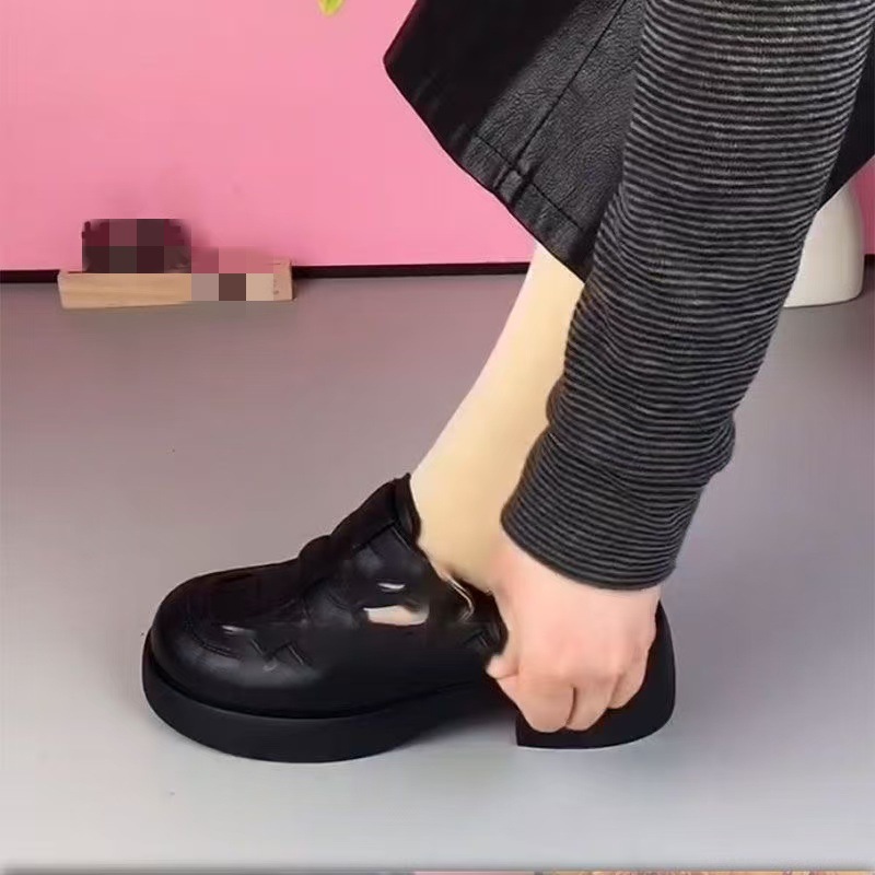 2026 nueva sandalias casuales de talón medio de cuero suave con tacones gruesos huecos de fondo suave ventilados sandalias romanas para mujeres
