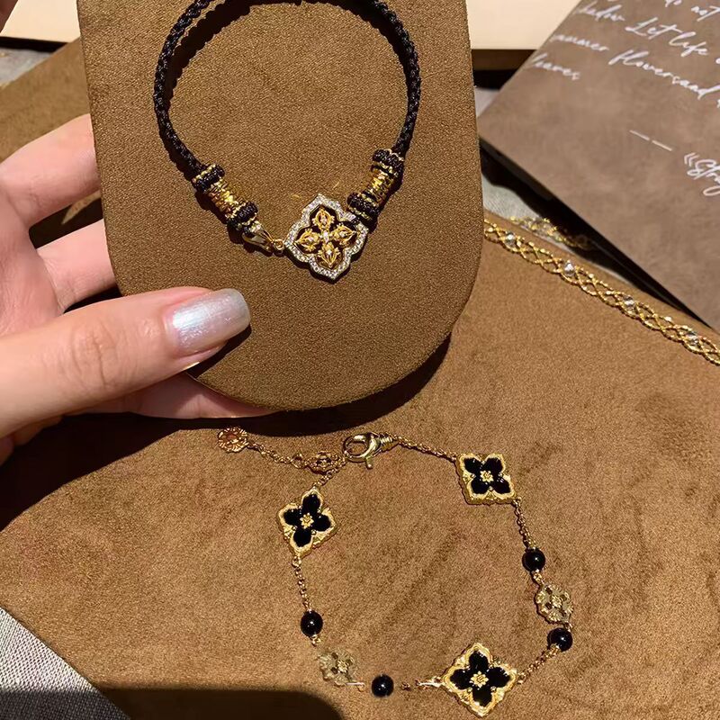 【Gilded Four-Petal】Old Money Style Black and Gold Four-Leaf Flower Bracelet, Retro, Light Luxury, Elegant, and Enhances Skin Tone, High-End Jewelry 【Gilded Four-Petal】Old Money Style Black and Gold Four-Leaf Flower Bracelet, Retro, Light Luxury, Elegant, and Enhances Skin Tone, High-End Jewelry
