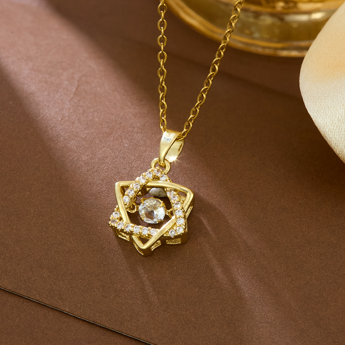 Collar con colgante de corazón latiendo con microincrustaciones de diamantes de la serie Smart Live Hot para mujer, con cadena para clavícula._voghion.com