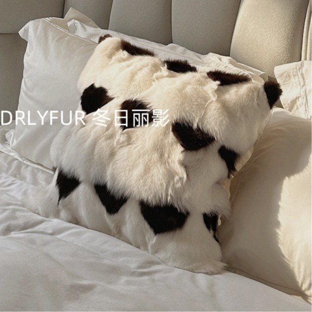 갈색과 흰색 머리 여우 모피