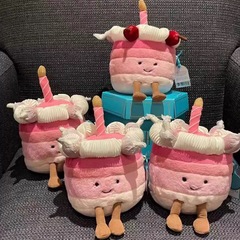 イギリスジェリーcatハロルド限定さくらんぼケーキ人形かわいいぬいぐるみが彼女にプレゼントされた