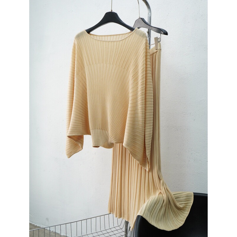 Highly Recommended Sheer Cocoon-Style Blouse with Elegant Batwing Sleeves, Long-Sleeved, Elegant Spring-Summer Knitwear for a Sophisticated and Noble Look Highly Recommended Sheer Cocoon-Style Blouse with Elegant Batwing Sleeves, Long-Sleeved, Elegant Spring-Summer Knitwear for a Sophisticated and Noble Look