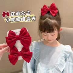 甘美な子供の蝶結びのヘアピンの女の子のかわいい髪飾りのカモの口はネットの赤い色を挟んで逃げています。