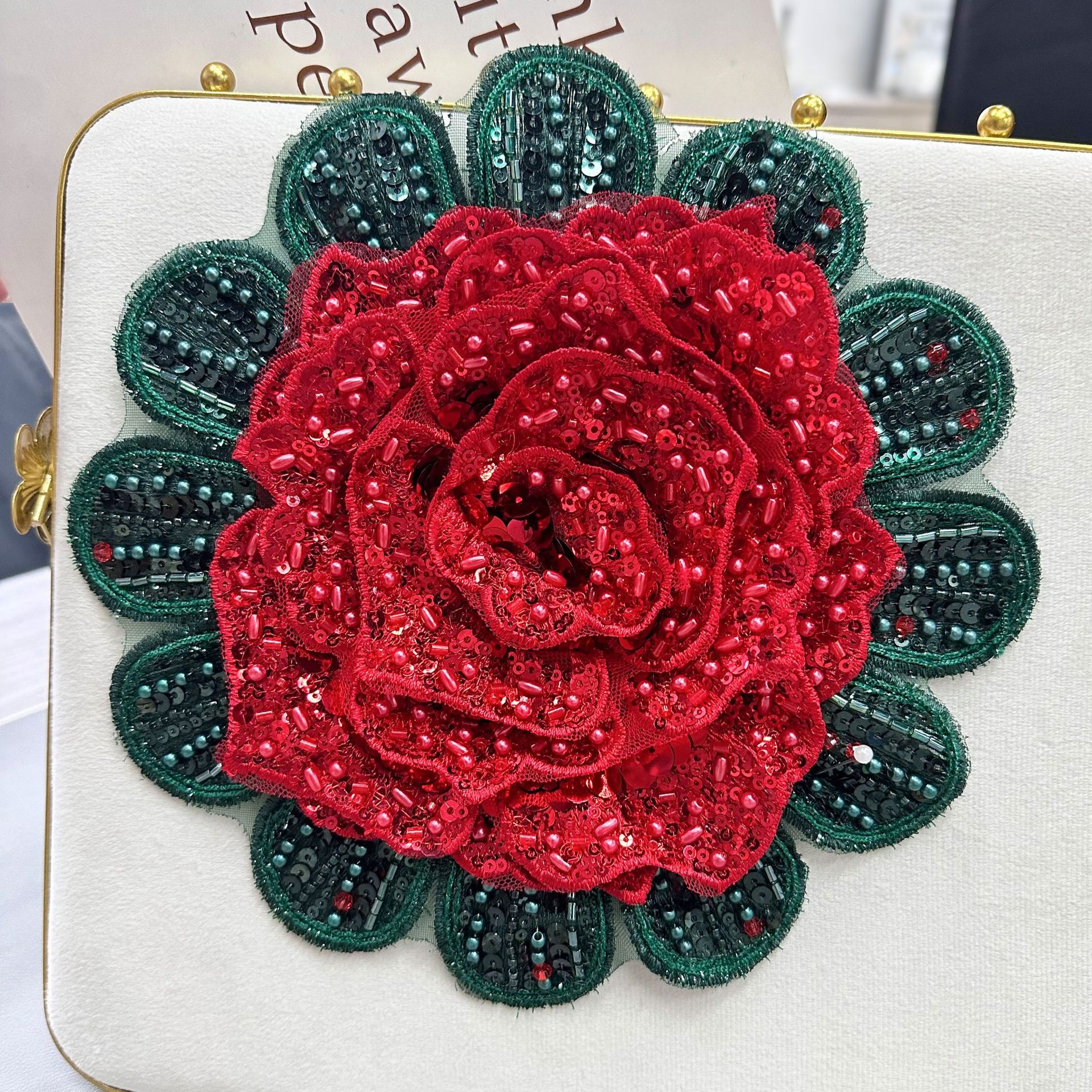 Europa y América rojo y verde diamante completo industria pesada broche exagerado rosa accesorios broche temperamento traje vestido vestido decoración de falda