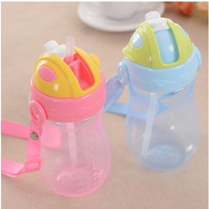 Liquidación de procesamiento giratorio oso botella de agua portátil para niños con paja boca suave taza de paja 350ML Flip taza de agua