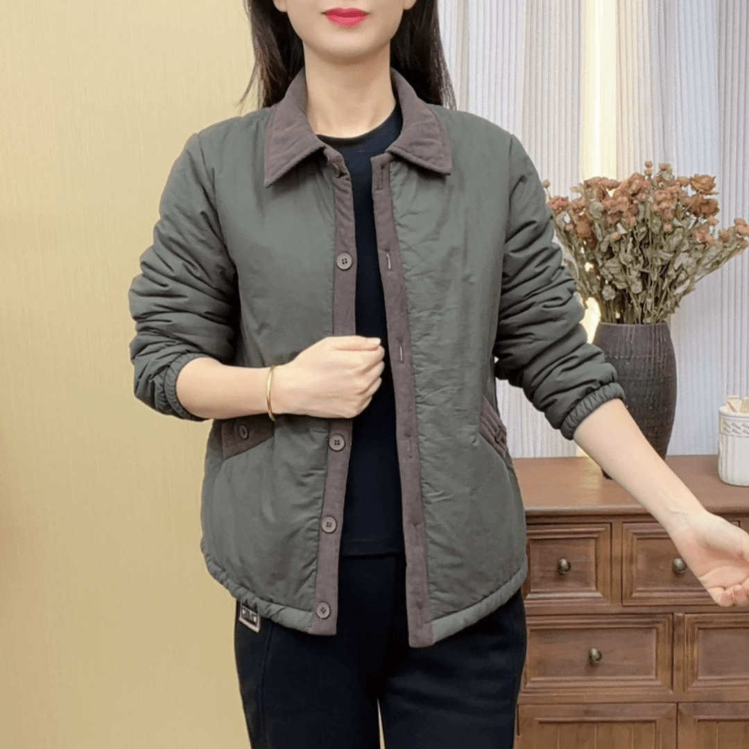 Мама одета в хлопчатобумажную куртку, сшитую осенью и зимой