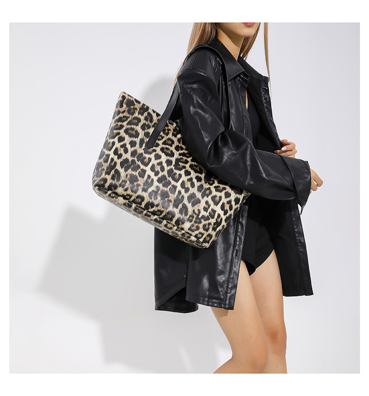 Women's Large Pu Leather Leopard Streetwear Square Zipper Tote Bag display picture 8