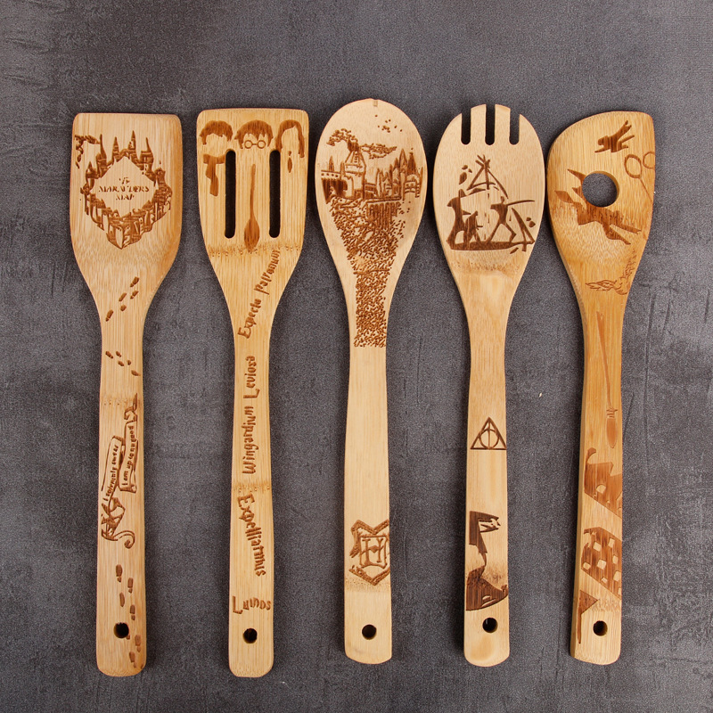 Espátula de cocina de bambú patrón de talla creativa pala espátula de cocina fabricante de seis piezas en stock