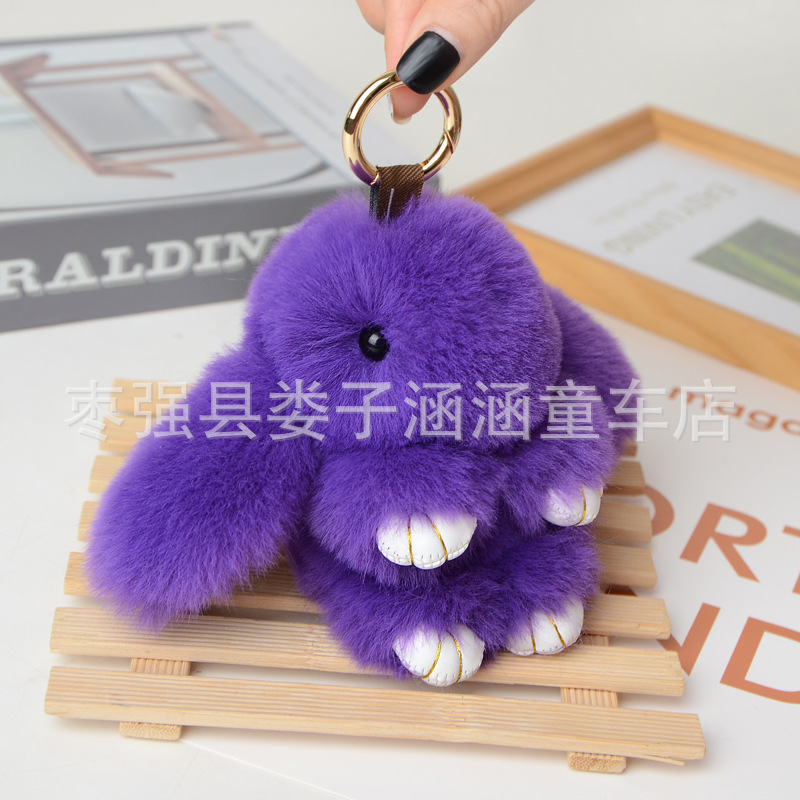 萌えウサギは死んだウサギのストラップを装っています。