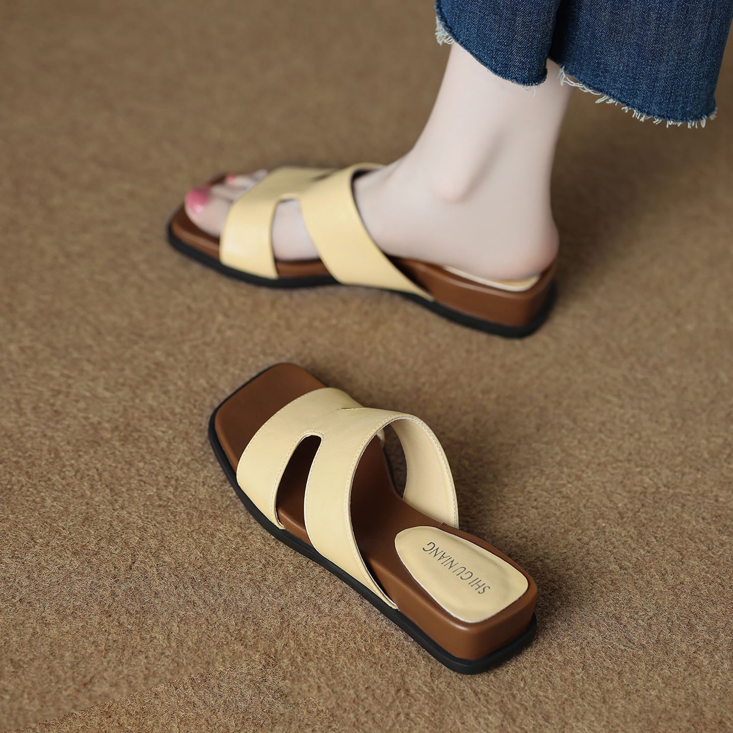 2026 primavera y verano nuevo pequeño tacones de pendiente ligero resistente al desgaste de color sólido moda versátil para usar zapatillas de mujer image 4
