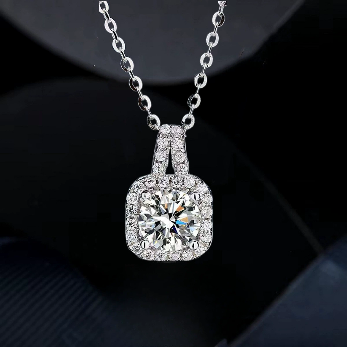 Серебро 925 пробы, 1-1,05 карата, цвет D, VS, чистота, квадратная сумка с культивированным бриллиантом, ожерелье с четырьмя зубцами, роскошное темпераментное ожерелье