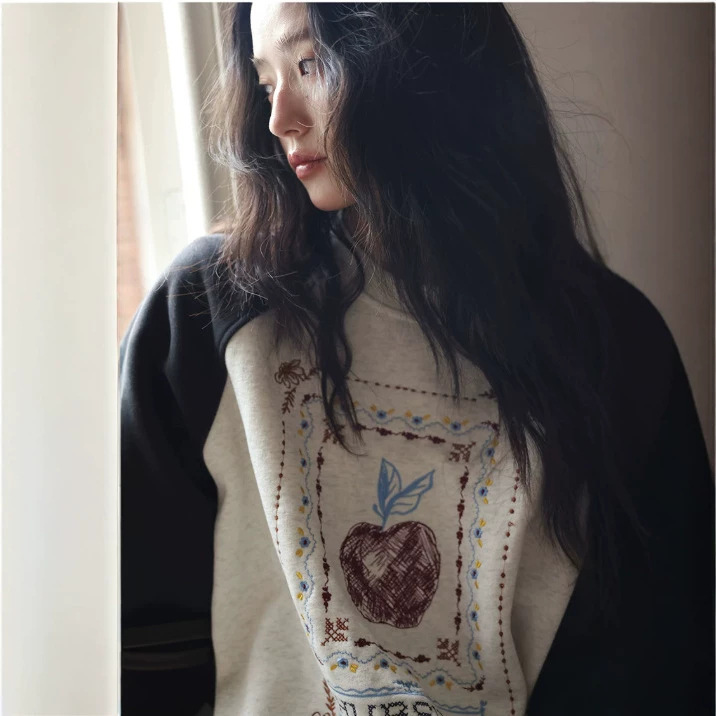 1313 Stylish white and gray contrast color apple embroidered women's autumn and winter thin fleece warm raglan sleeve pullover sweatshirt 1313 Stylish white and gray contrast color apple embroidered women's autumn and winter thin fleece warm raglan sleeve pullover sweatshirt