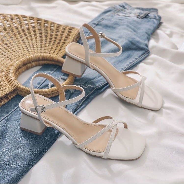 Una palabra con sandalias para mujeres 2026 nuevo tacones gruesos de verano de color sólido no se cansará de los pies de los zapatos de tacones altos franceses