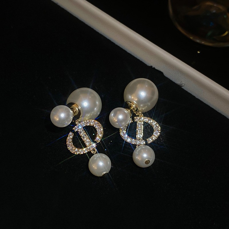 Pendientes de perlas artificiales de mariposa de aguja de plata Pendientes de todo fósforo de nicho retro femenino Pendientes de temperamento de moda Lujo ligero de alta gama